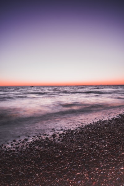 日落时海浪拍岸